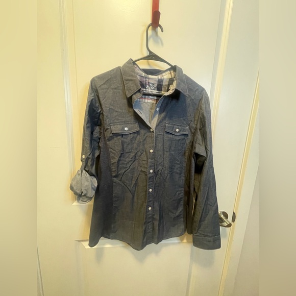 Kuhl womens chambray camp shirt style button up. - Picture 2 of 7